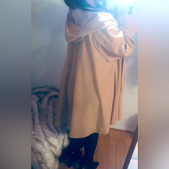 HILARY RADLEY ⭐️ [NWOT]Asymetrical, Camel, Trench Coat//Cape.  ||Rare Piece|| 🩶 - Picture 4 of 6
